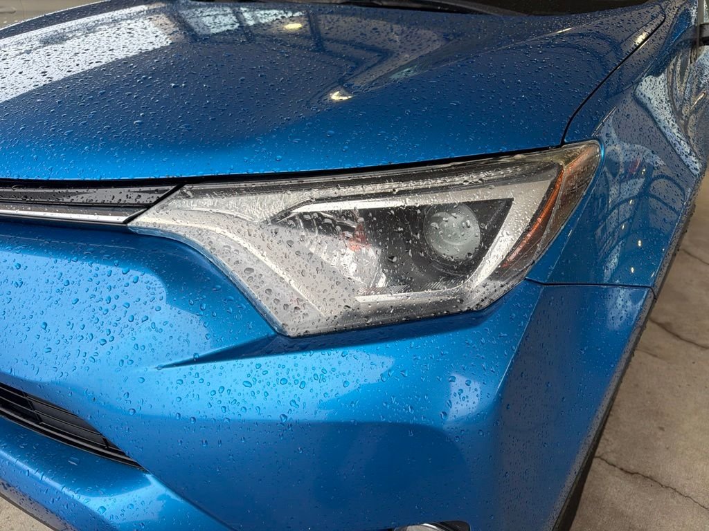 Used 2018 Electric Toyota XLE image 9