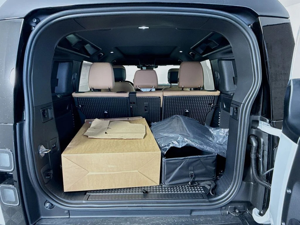 New 2026 Fuji White Land Rover X-Dynamic SE image 28