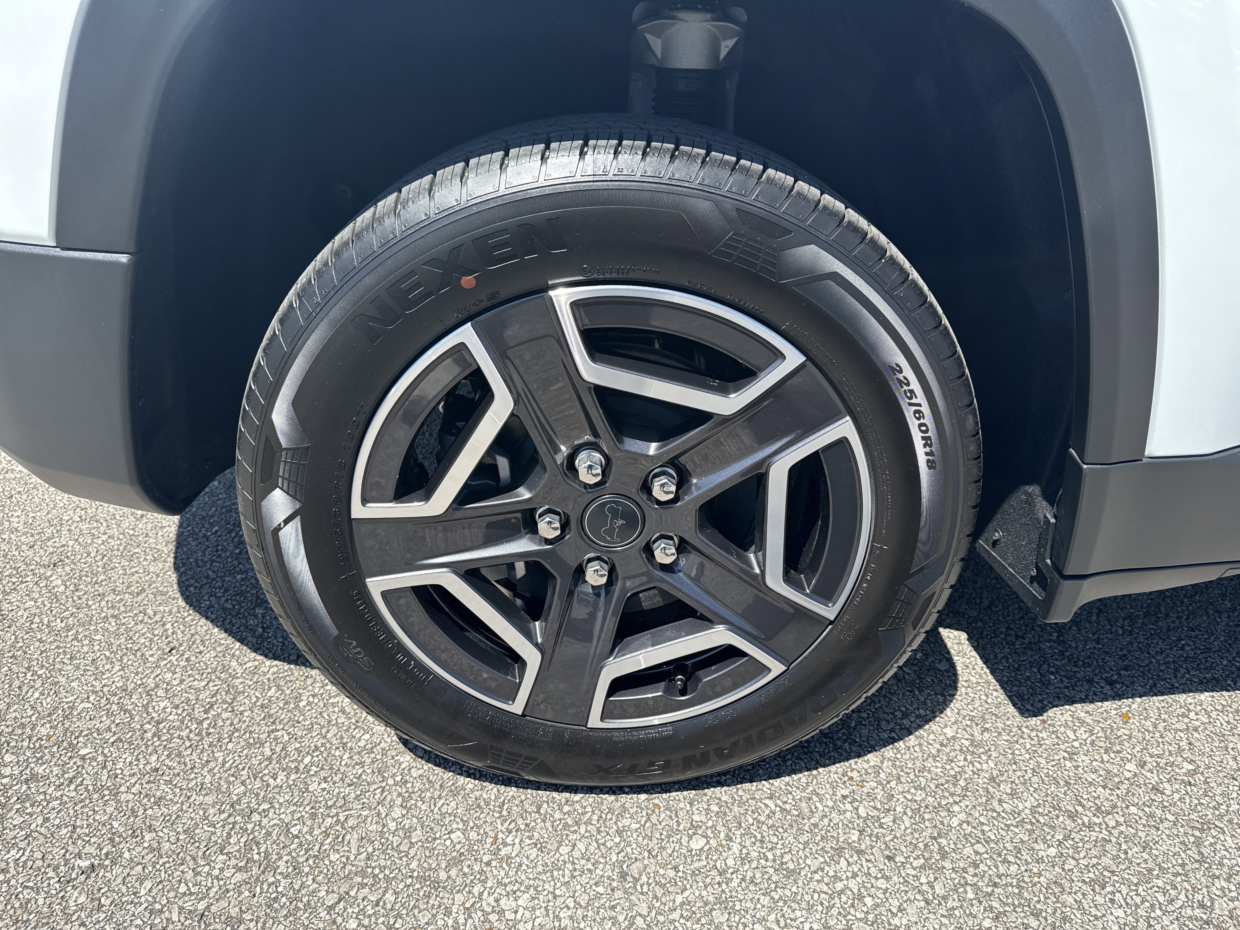 New 2026 Bright White Clear-Coat Exterior Paint Jeep Laredo image 18