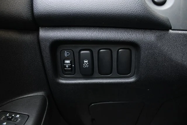 Used 2013  Mitsubishi LE image 7