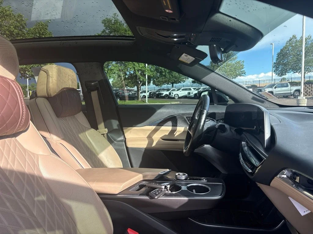 Used 2024 Emerald Cadillac Luxury image 28
