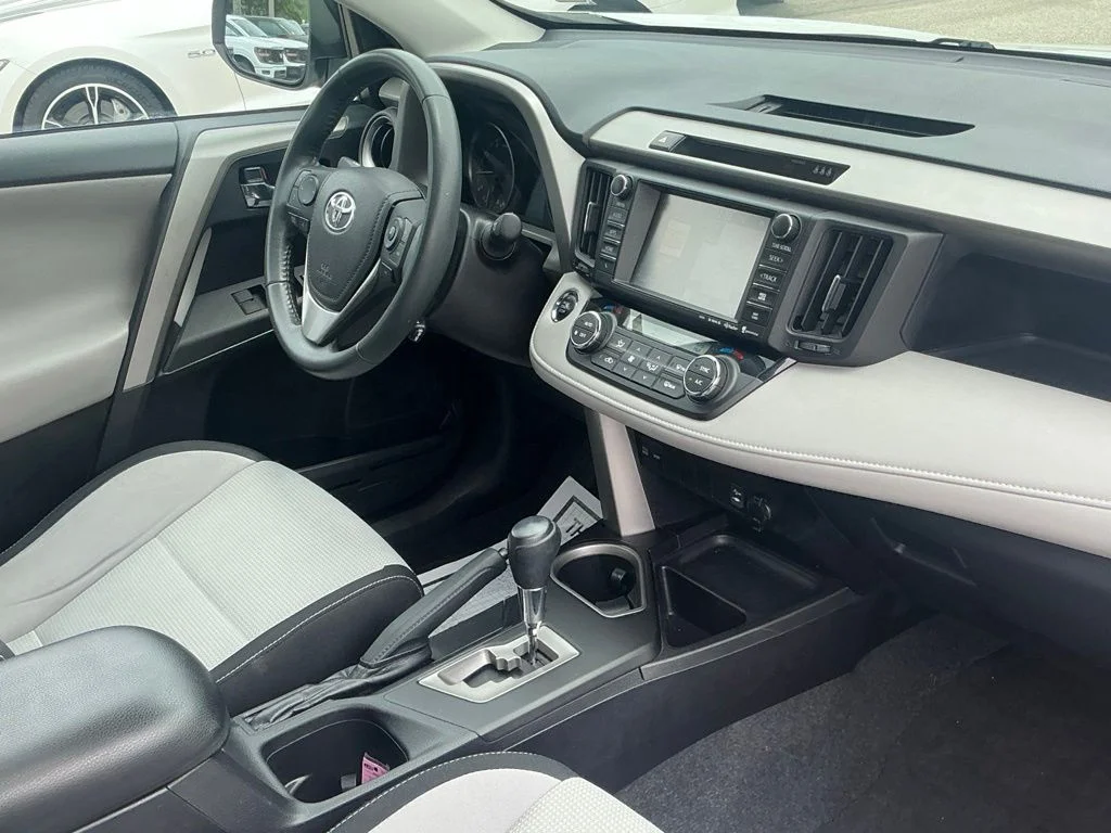 Used 2017 White Toyota XLE image 25