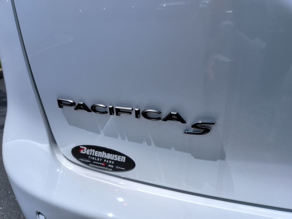 New 2027 Bright White Clear-Coat Exterior Paint Chrysler Limited image 8