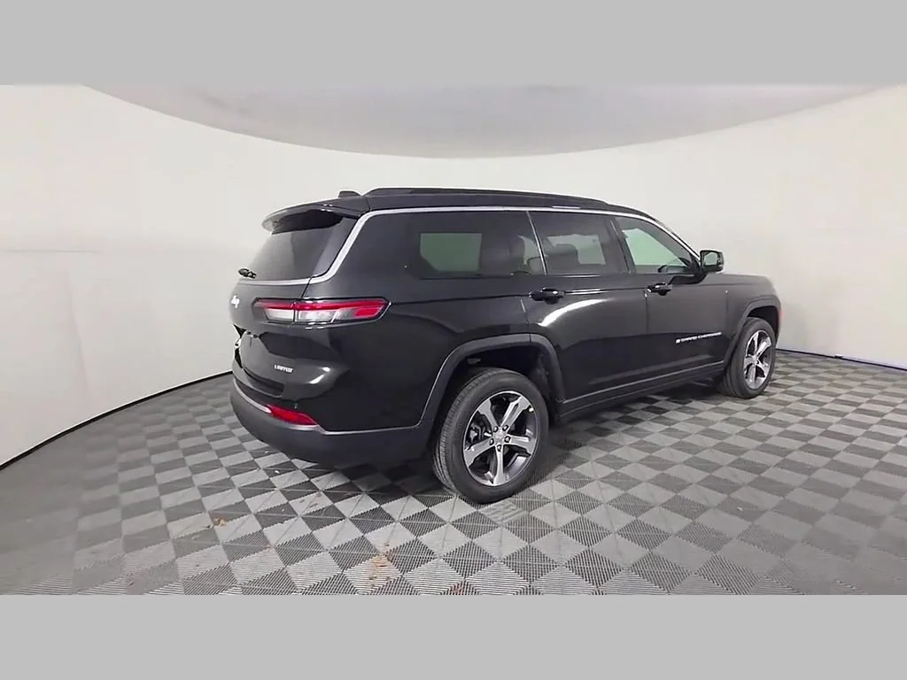 New 2026 Diamond Black Crystal Pearl-Coat Exterior Paint Jeep Limited image 25