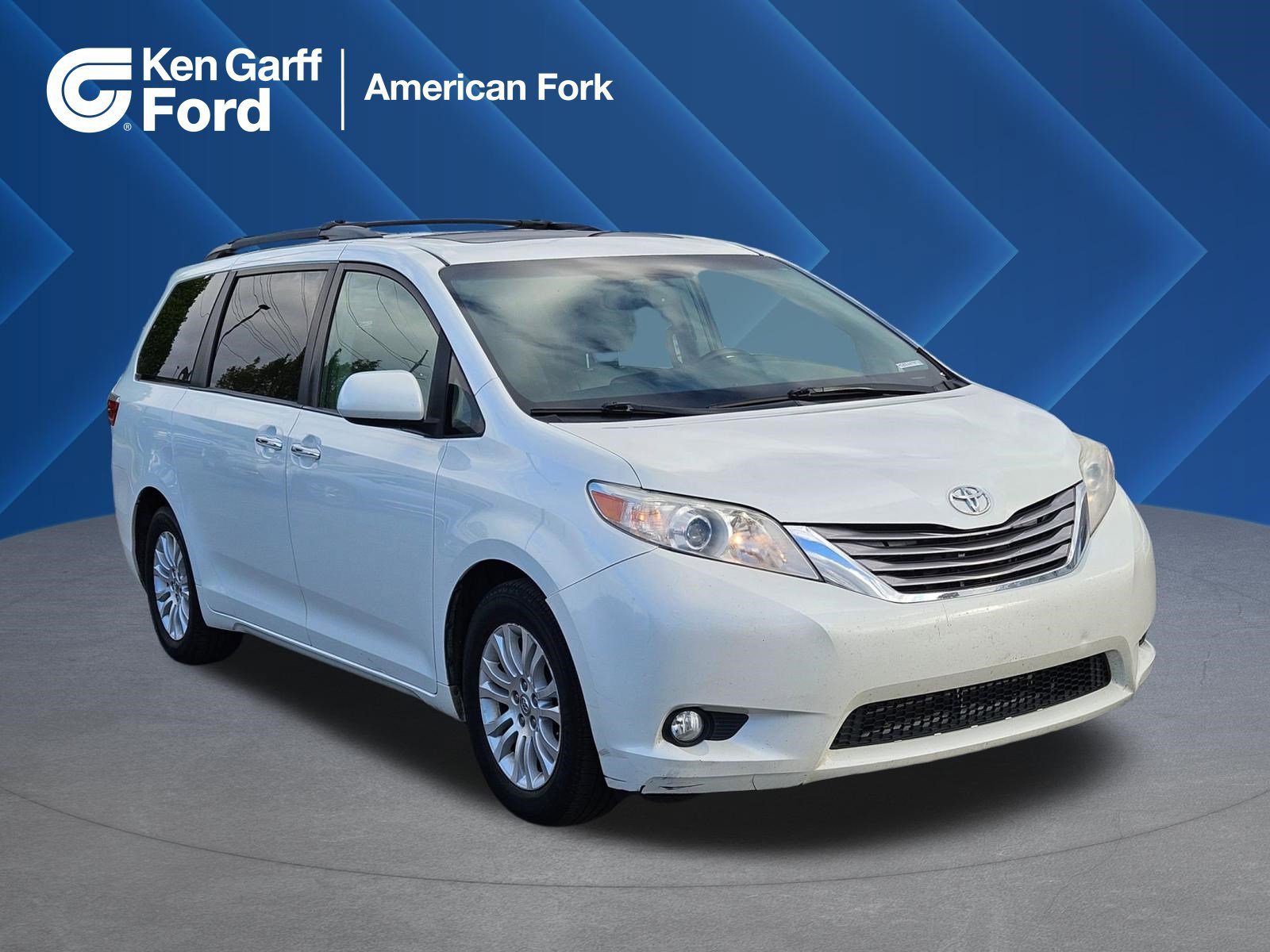 2017 Toyota Sienna XLE V6 7-Passenger Access Seat's photo