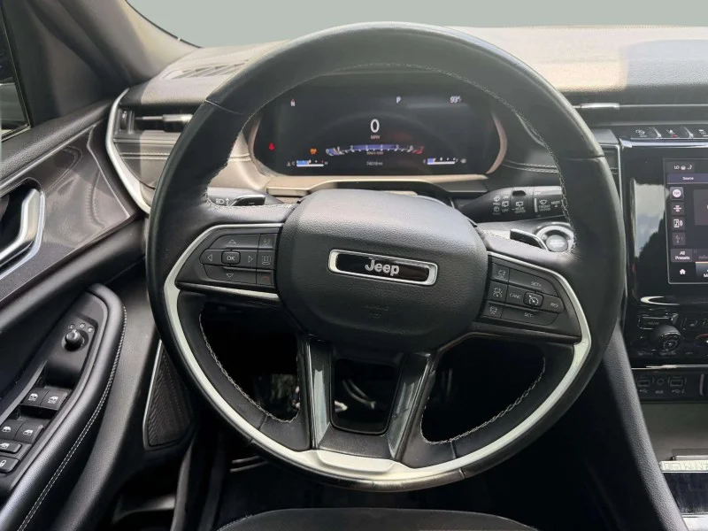 Used 2022  Jeep Laredo image 10