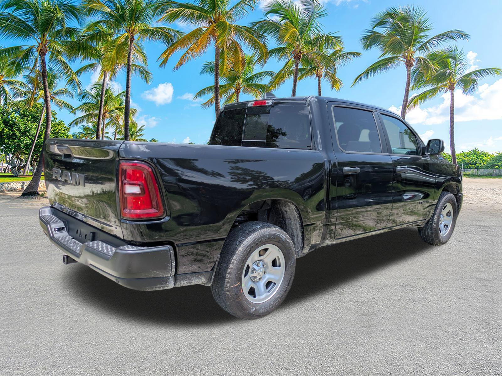 New 2026 Diamond Black Crystal Pearl-Coat Exterior Paint RAM Tradesman image 4