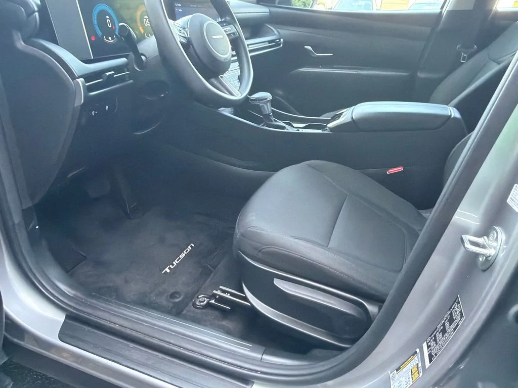Used 2025 Silver Hyundai SE image 9