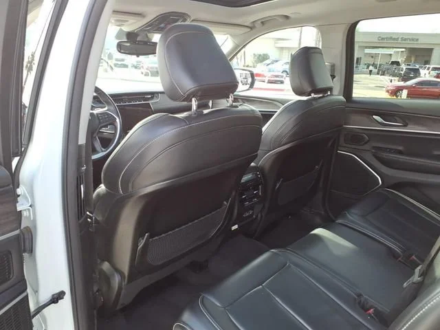 Used 2022 White Jeep Limited 4x4 image 9