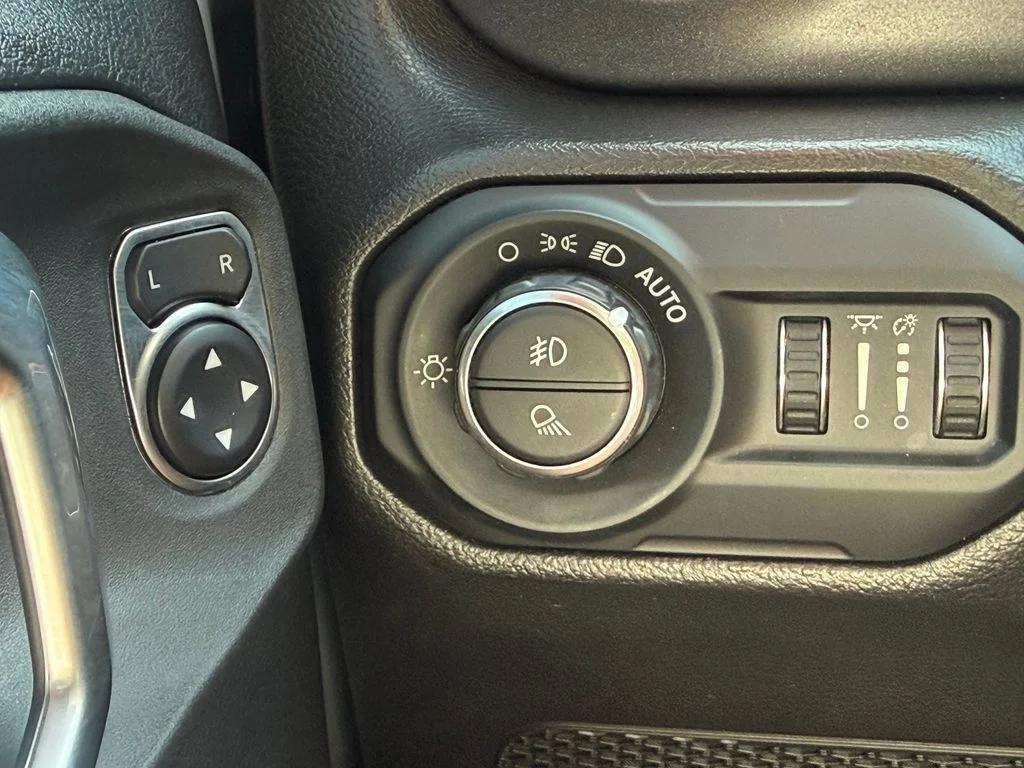 Used 2022 Silver Jeep Mojave image 19