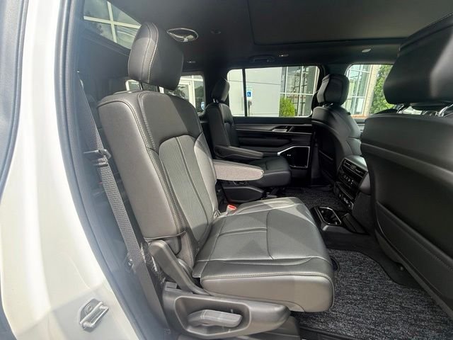 New 2026 Bright White Clear-Coat Exterior Paint Jeep  image 32