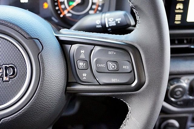 New 2026 Bright White Clear-Coat Exterior Paint Jeep Sport S image 40