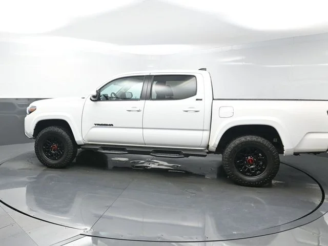Used 2022 White Toyota SR5 image 4