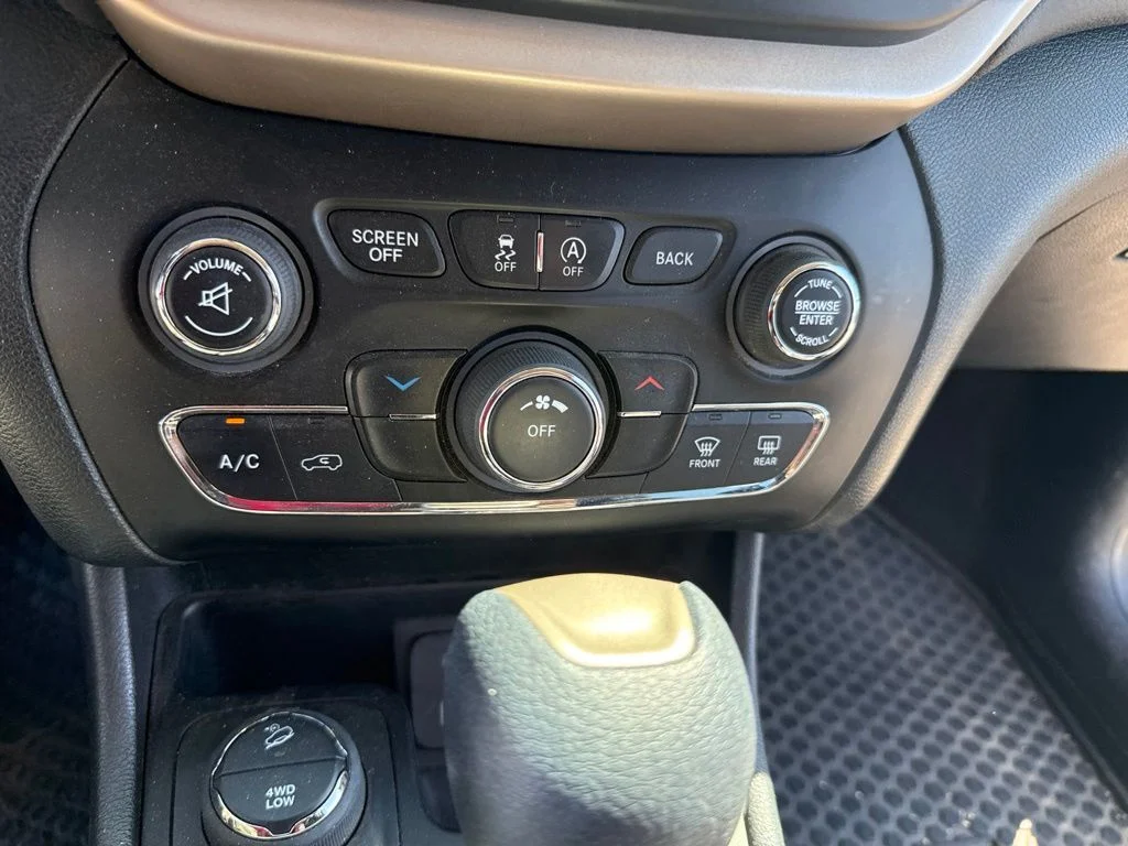 Used 2016 Gray Jeep Latitude image 14