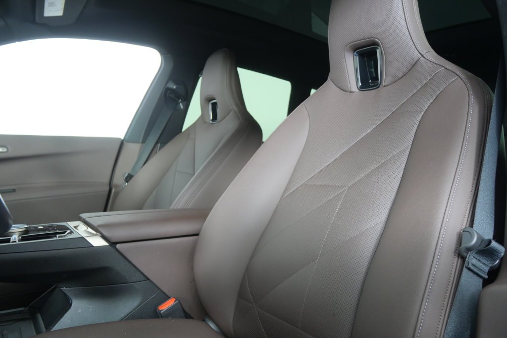 Used 2024 Alpine White BMW xDrive50 image 11