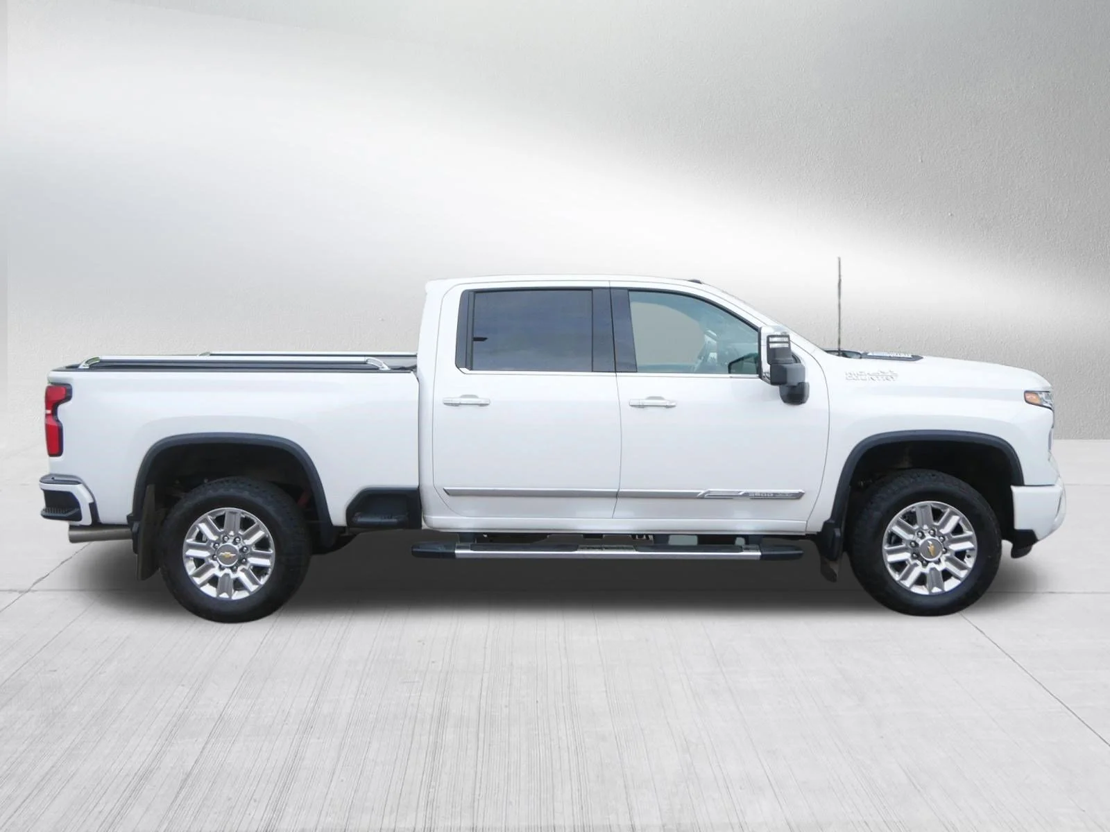 Used 2025 Iridescent Pearl Tricoat Chevrolet High Country image 8