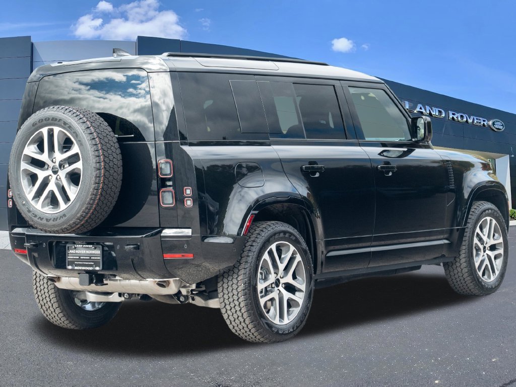 New 2026 Santorini Black Land Rover X-Dynamic SE image 4