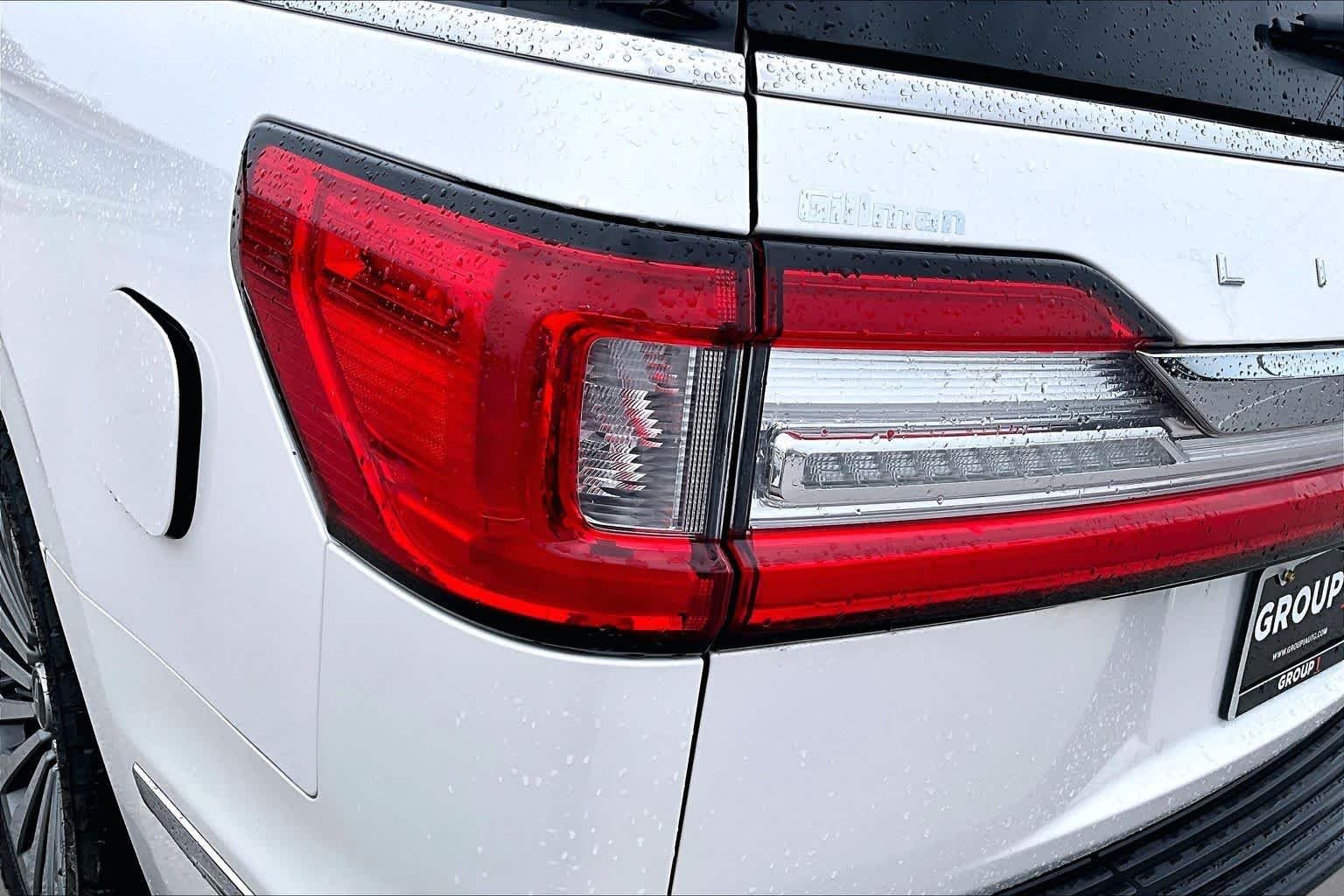 Used 2018 White Platinum Metallic Tri-Coat Lincoln Reserve image 29