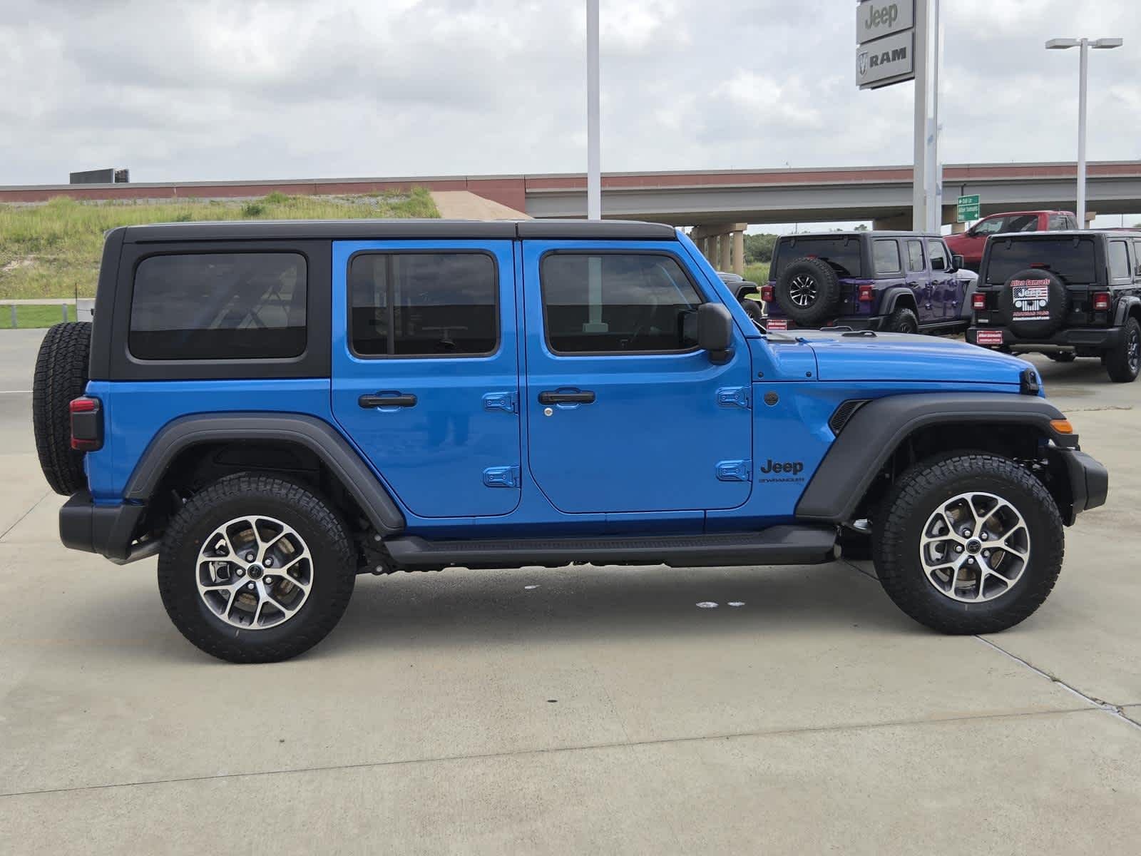 New 2026 Hydro Blue Pearl-Coat Exterior Paint Jeep Sport S image 6