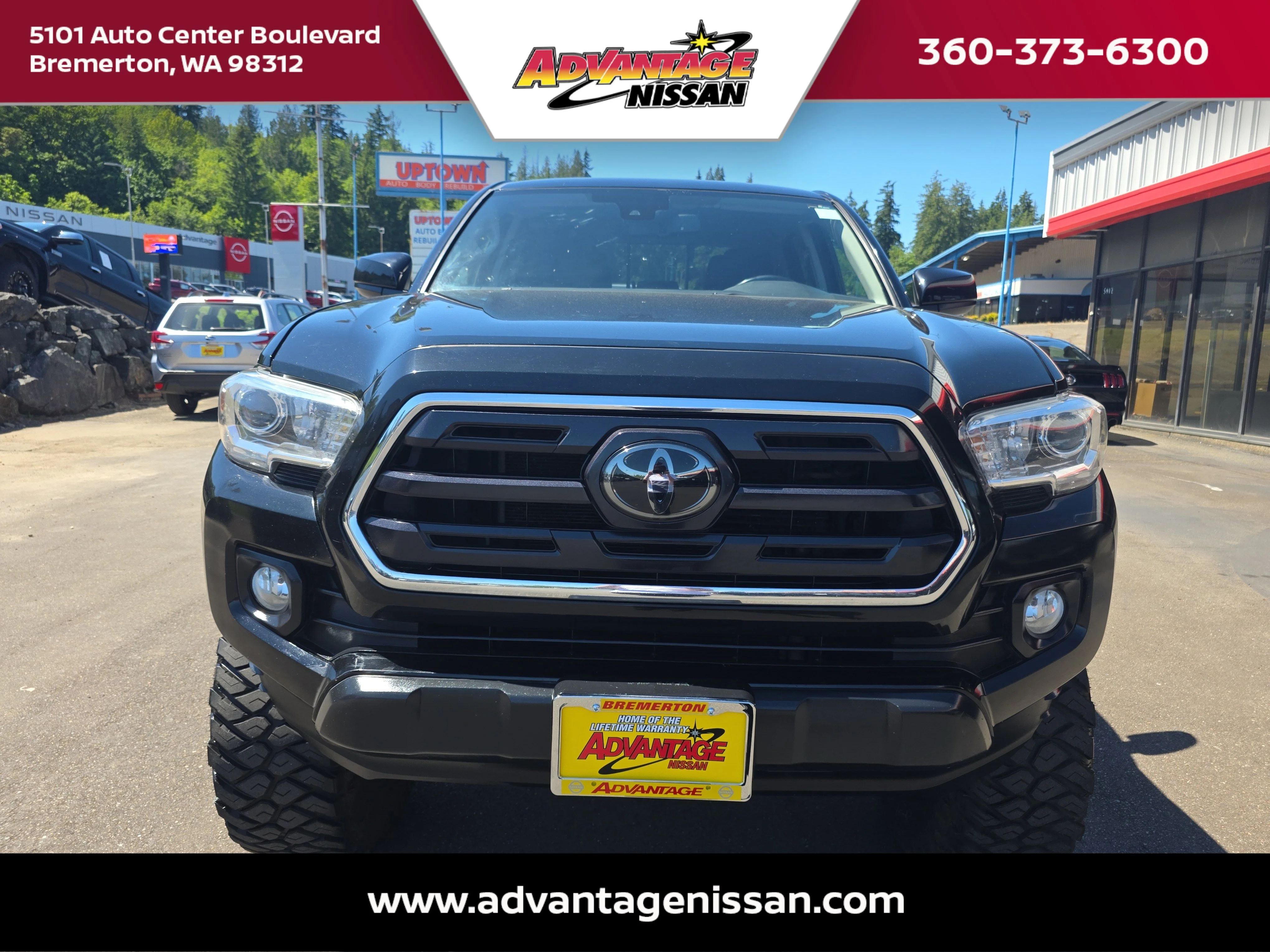 Used 2018 Midnight Black Metallic Toyota SR5 image 9