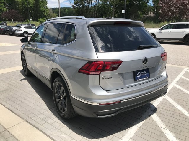 Used 2022 Pyrite Silver Metallic Volkswagen SE image 6