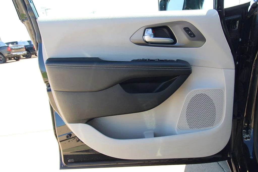 Used 2024 Black Chrysler Touring L image 34