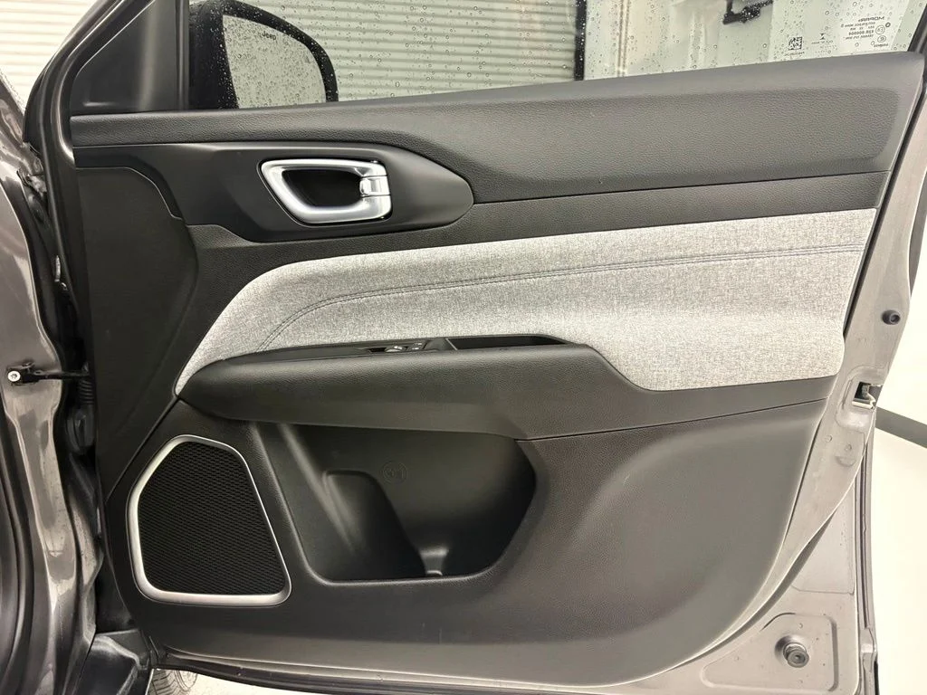 Used 2022 Gray Jeep Latitude image 37
