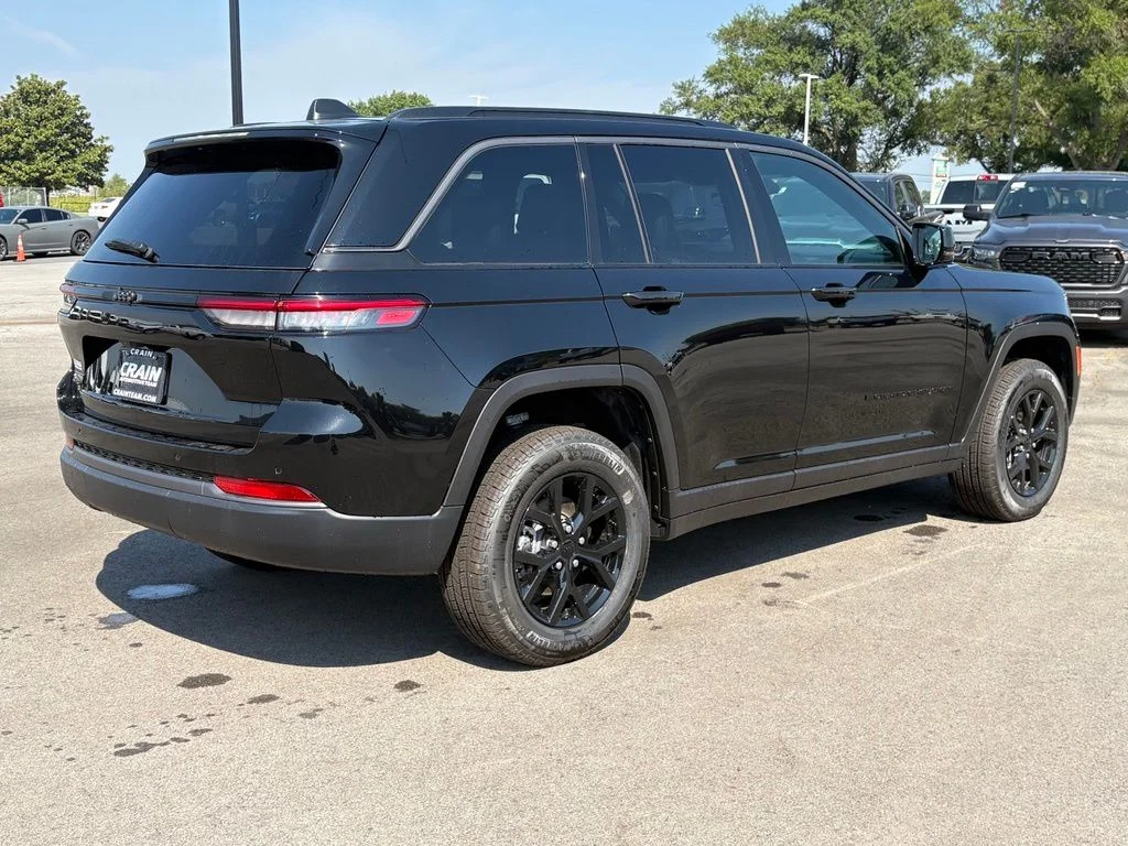 New 2026 Diamond Black Crystal Pearl-Coat Exterior Paint Jeep Altitude image 8