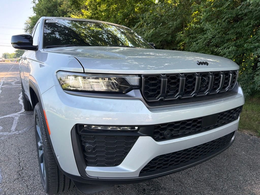 New 2026 Silver Zynith Exterior Paint Jeep Limited image 54
