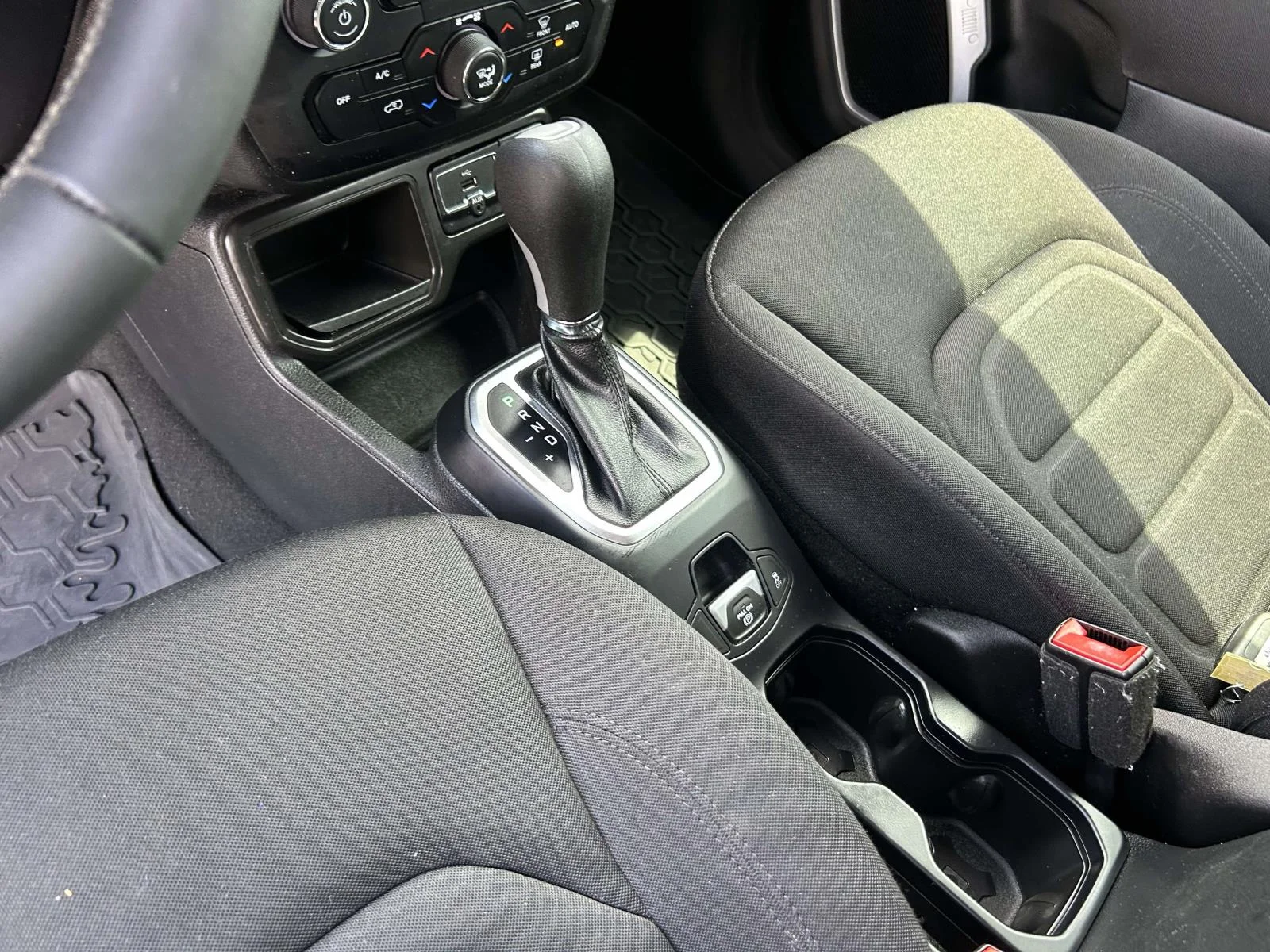 Used 2019 Red Jeep Latitude FWD image 18