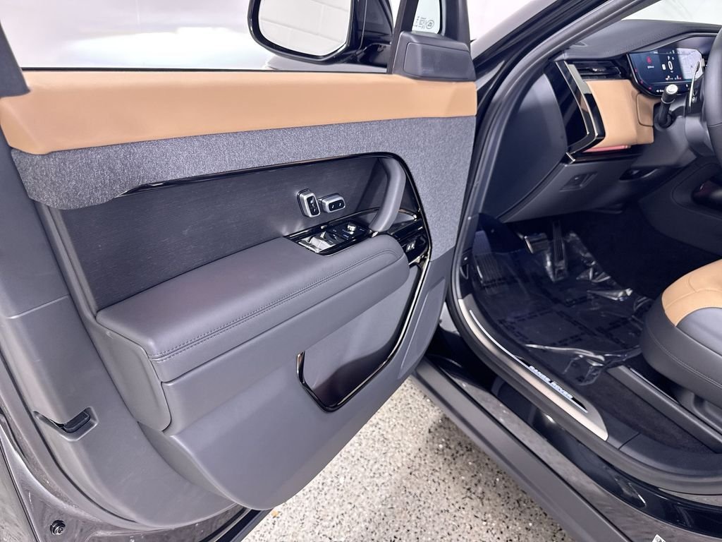 New 2027 Santorini Black Land Rover Dynamic SE image 13