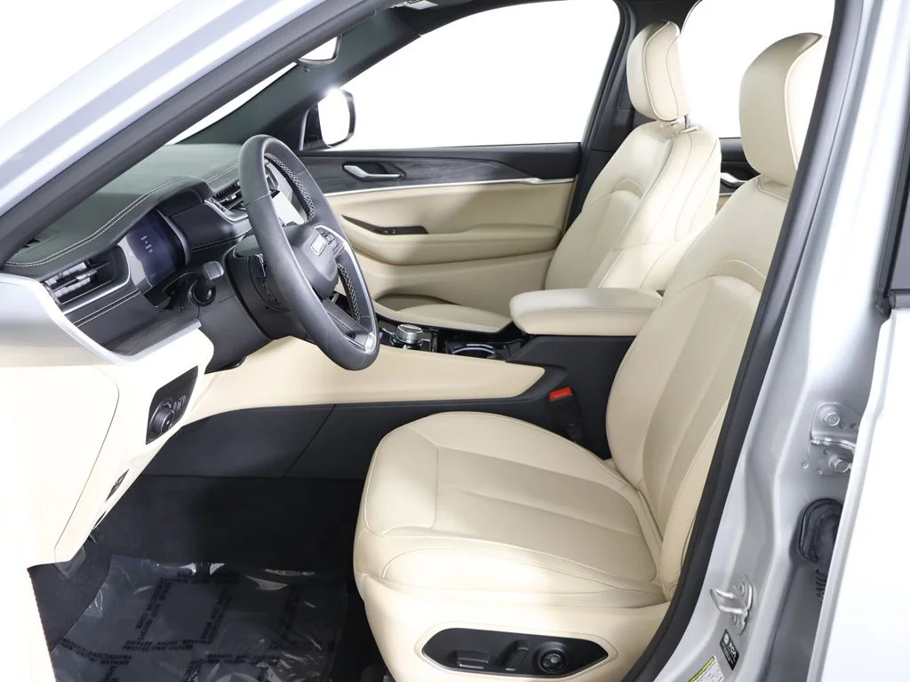 Used 2023 Silver Jeep Limited image 32