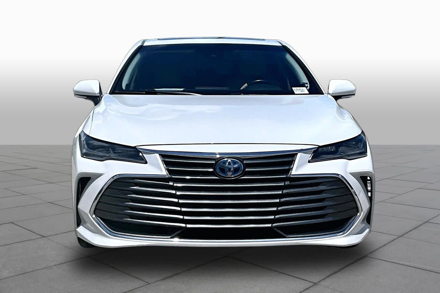 Used 2019 Wind Chill Pearl Toyota Hybrid Limited image 4