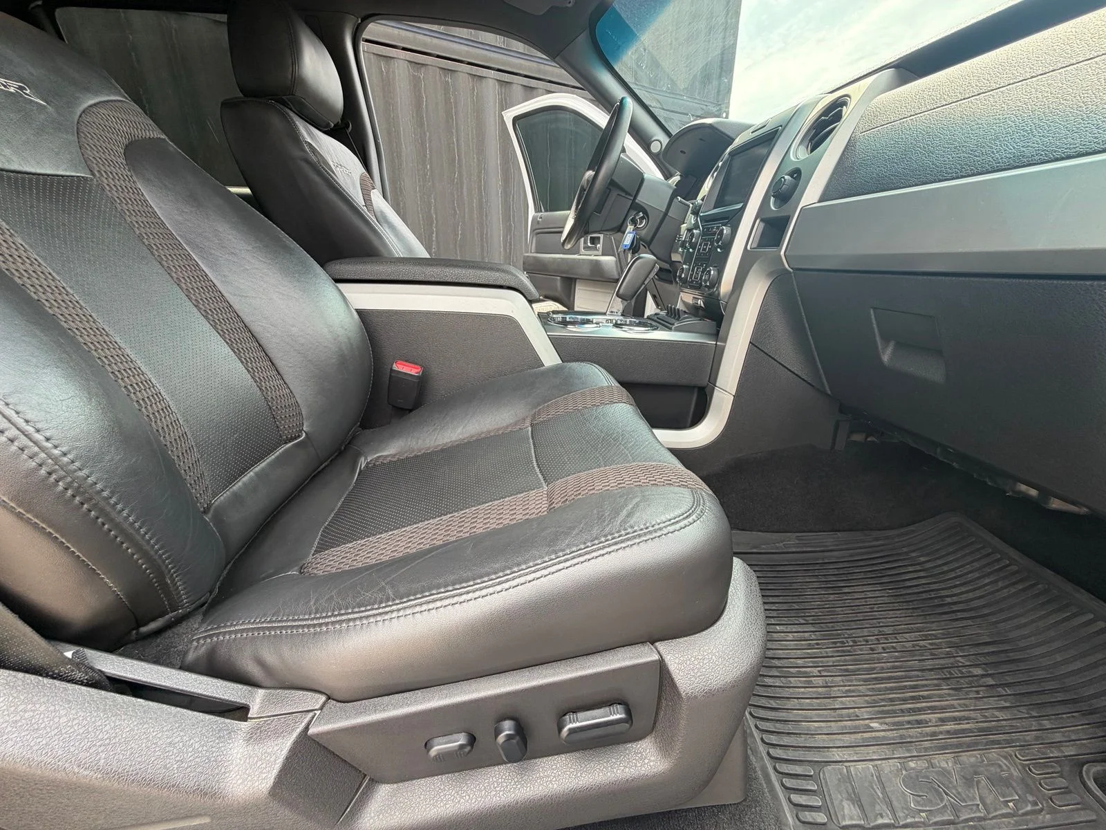 Used 2013 White Ford SVT Raptor image 32