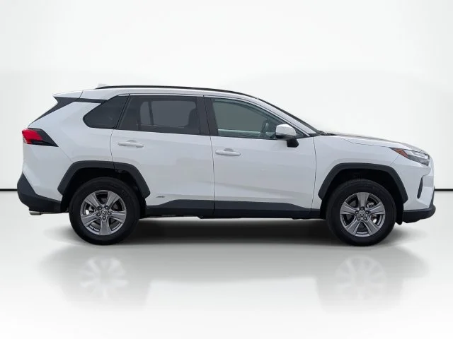 Used 2022 White Toyota XLE image 4