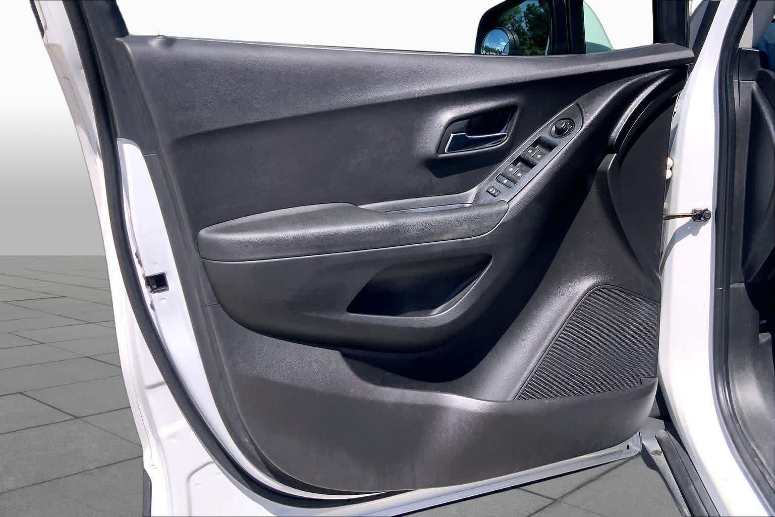 Used 2016 Summit White Chevrolet LT image 21