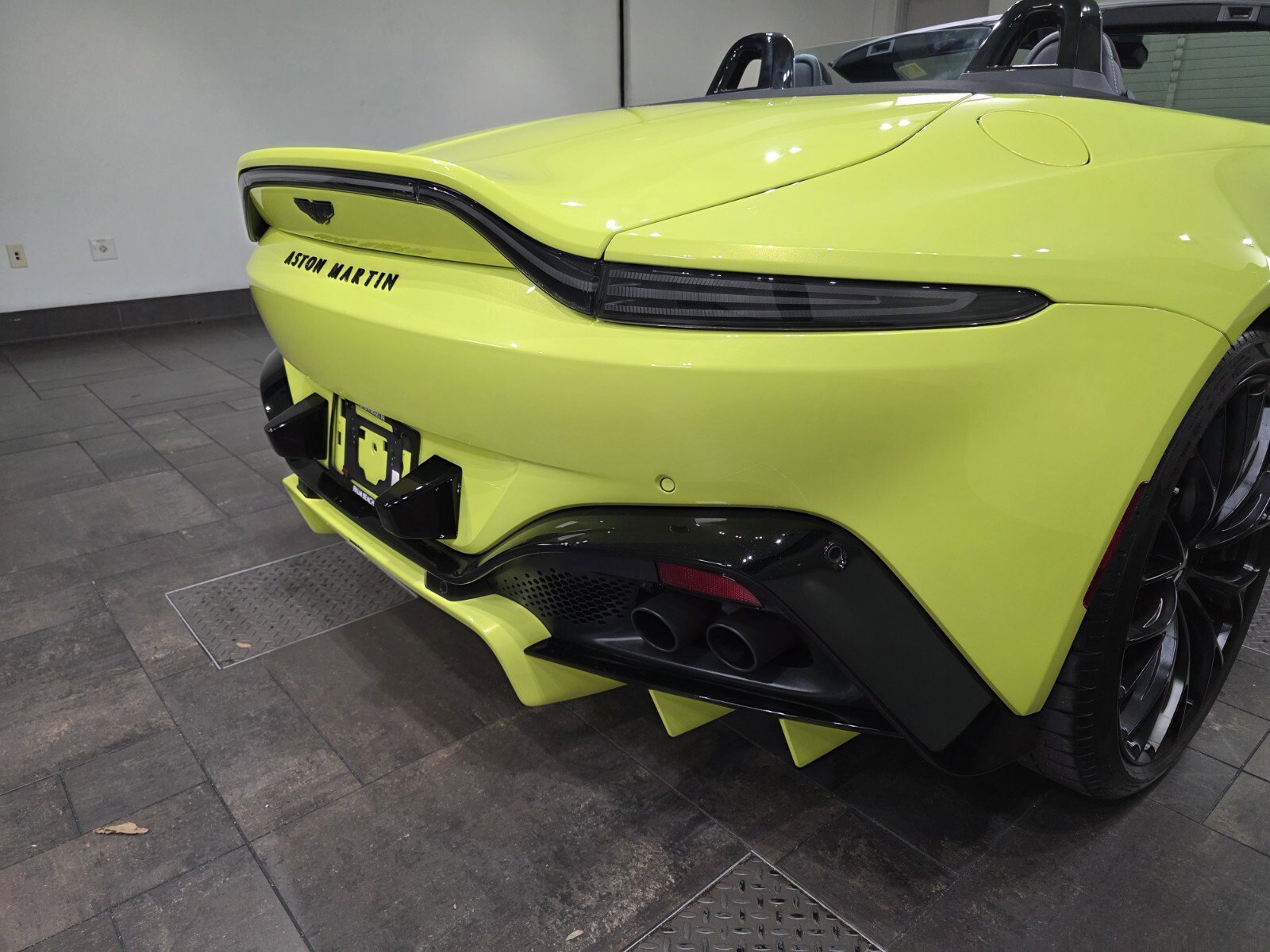 Used 2023 Q Lime Essence Aston Martin Roadster image 8