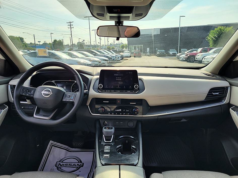 Used 2025 Everest White Pearl Nissan SV image 29