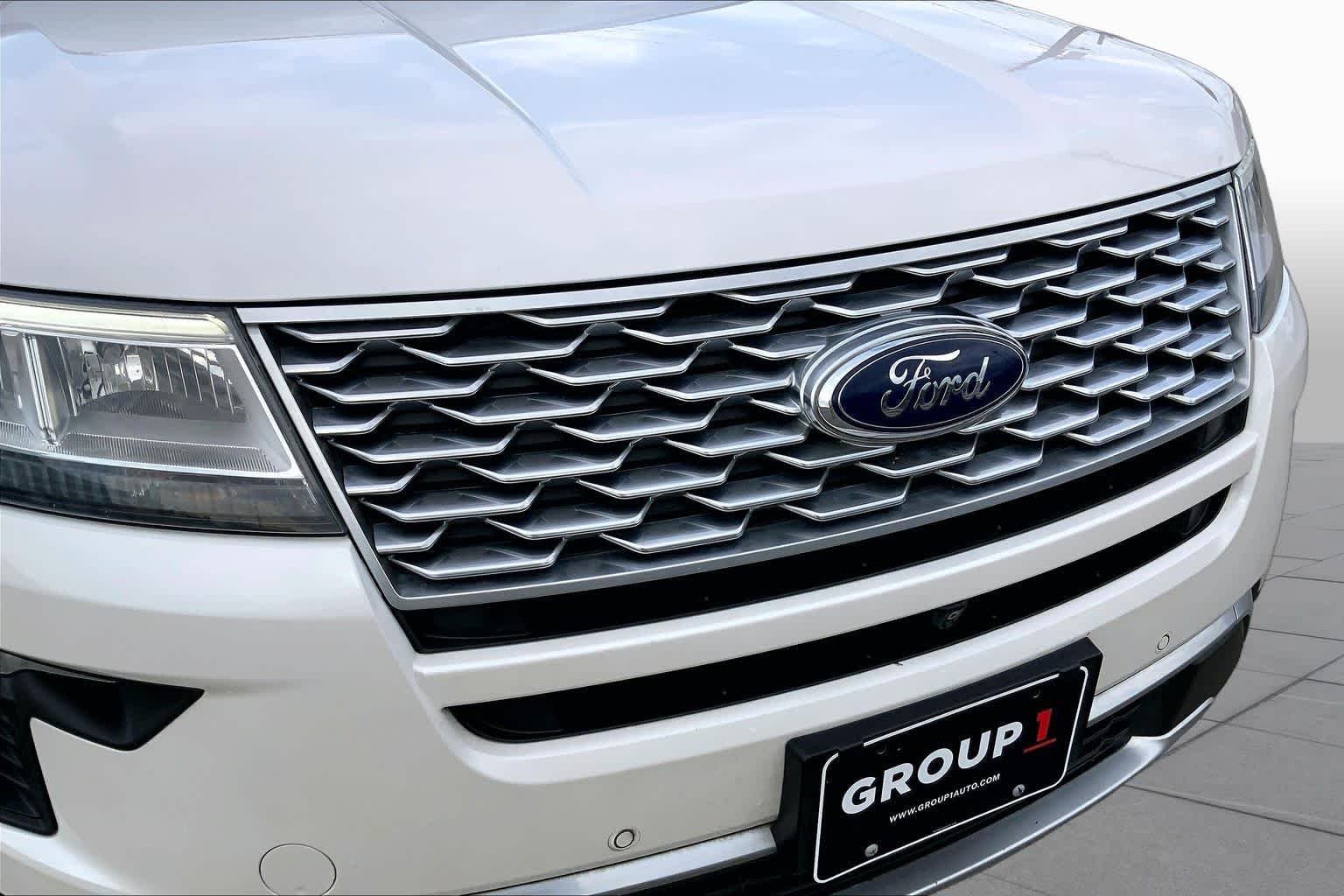 Used 2019 White Platinum Metallic Tri-Coat Ford Platinum image 30