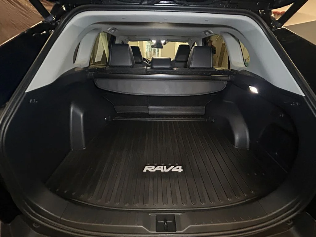 Used 2022 Midnight Black Toyota XLE Premium image 18