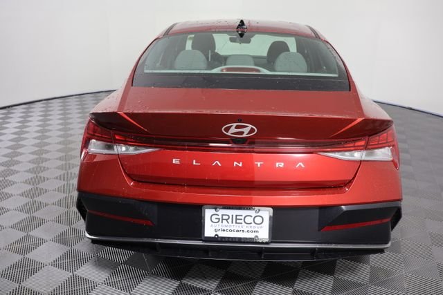 Used 2025 Red Hyundai SEL Convenience image 7
