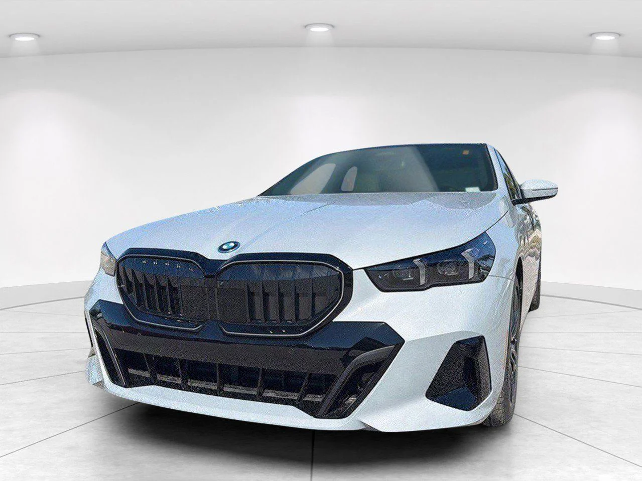 2026 BMW 5 Series 550e - Photo 8