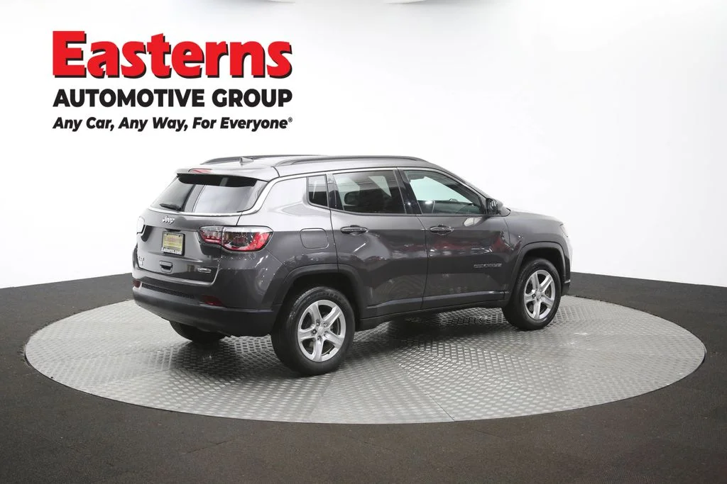 Used 2024  Jeep Latitude image 40