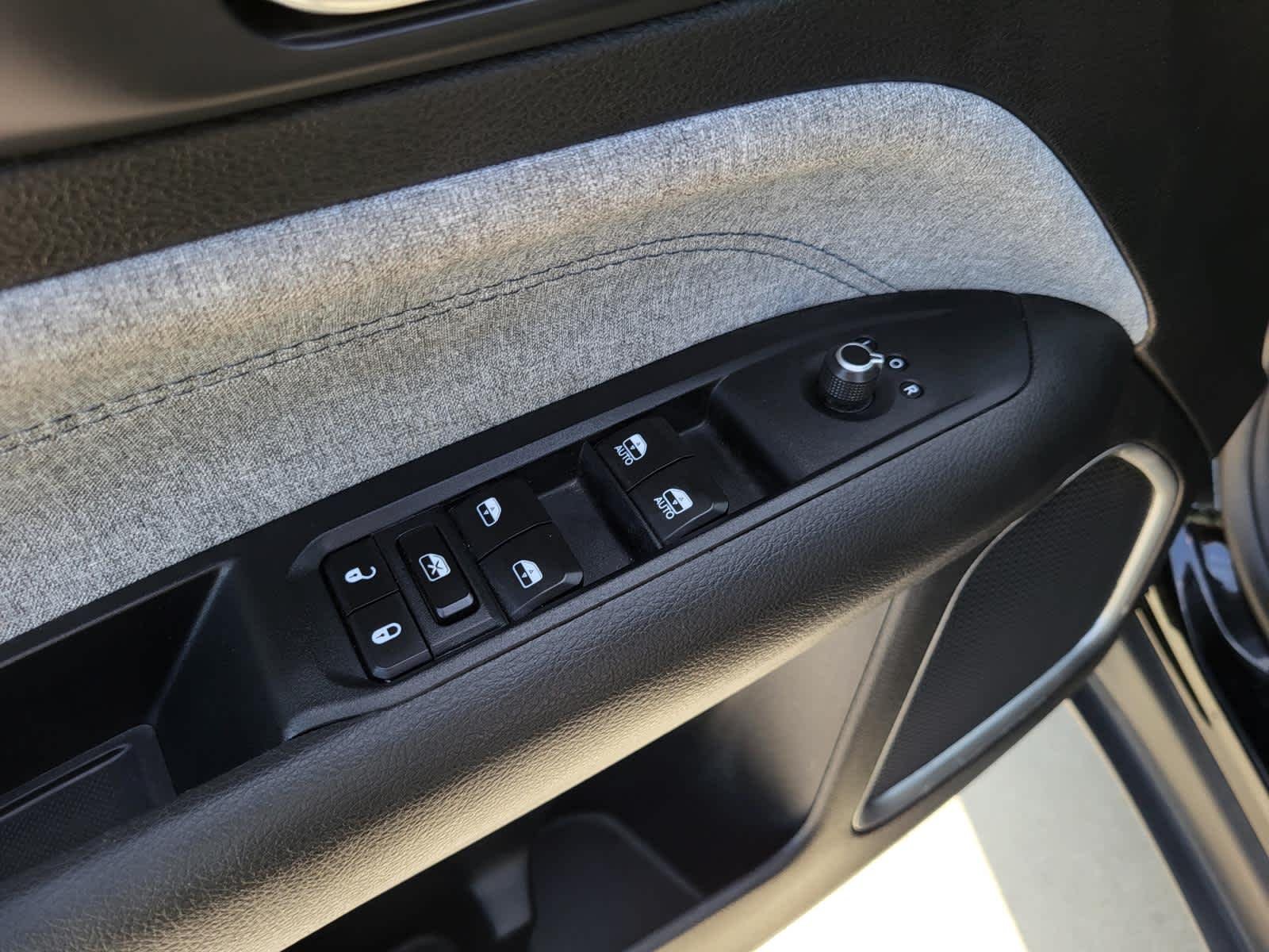 Used 2024 Diamond Black Crystal Pearlcoat Jeep Latitude image 16