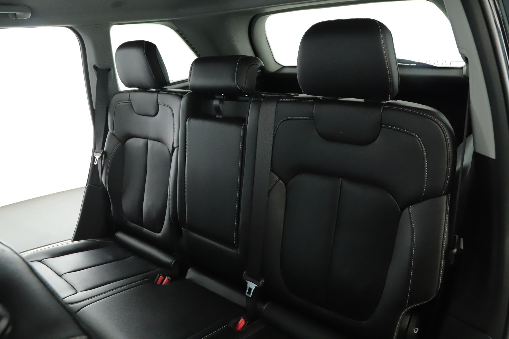 Used 2023 Diamond Black Crystal Pearlcoat Jeep Limited 4x4 image 5