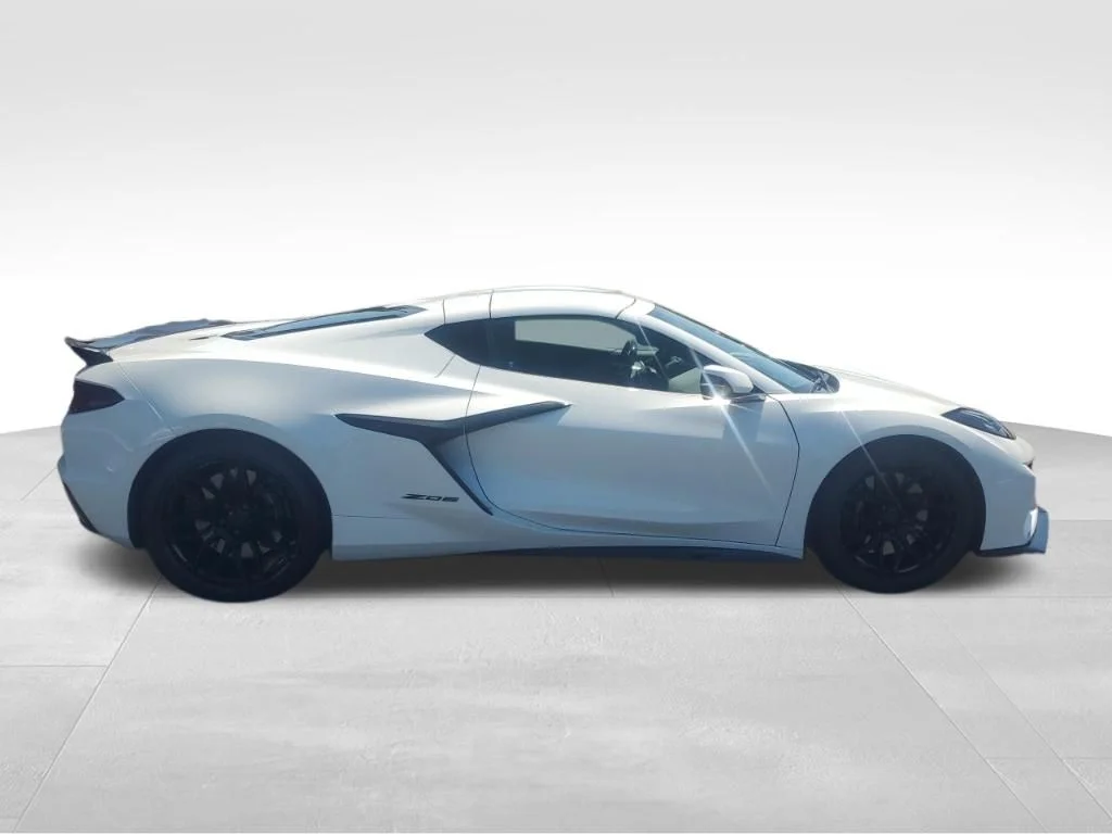 Used 2025 White Chevrolet Z06 image 6