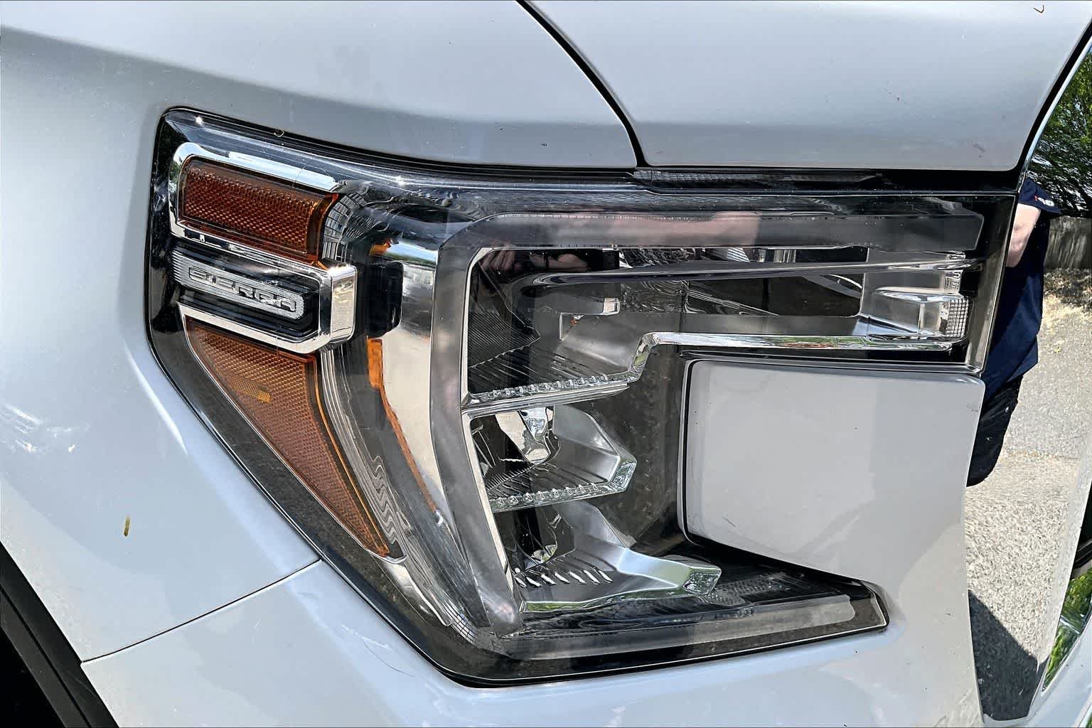 Used 2021 Summit White GMC  image 26