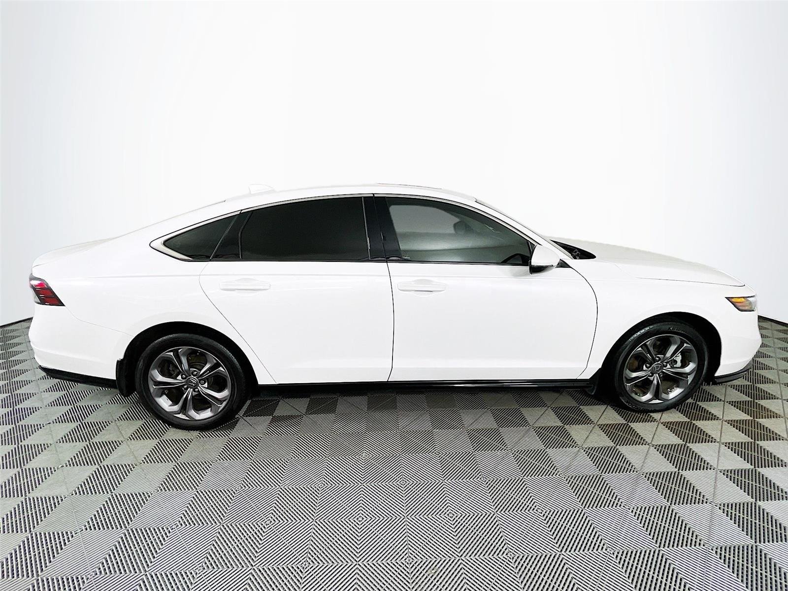 Used 2023 Platinum White Pearl Honda EX-L image 12