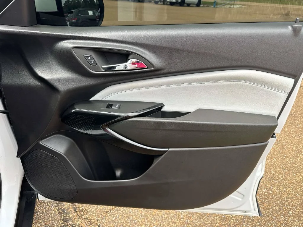 Used 2025 White Chevrolet LT image 19