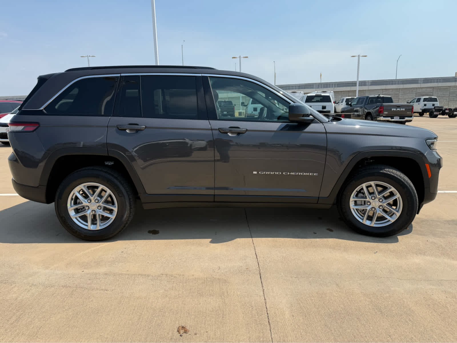 New 2026 Baltic Gray Metallic Clear-Coat Exterior Paint Jeep Laredo image 5